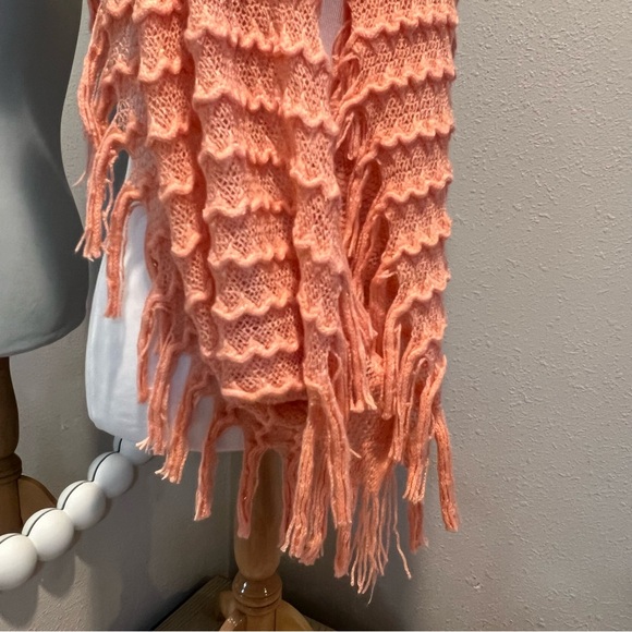 INFINITY SCARF chunky knit peachy orange fringe like new condition tiny sequins - Picture 4 of 8